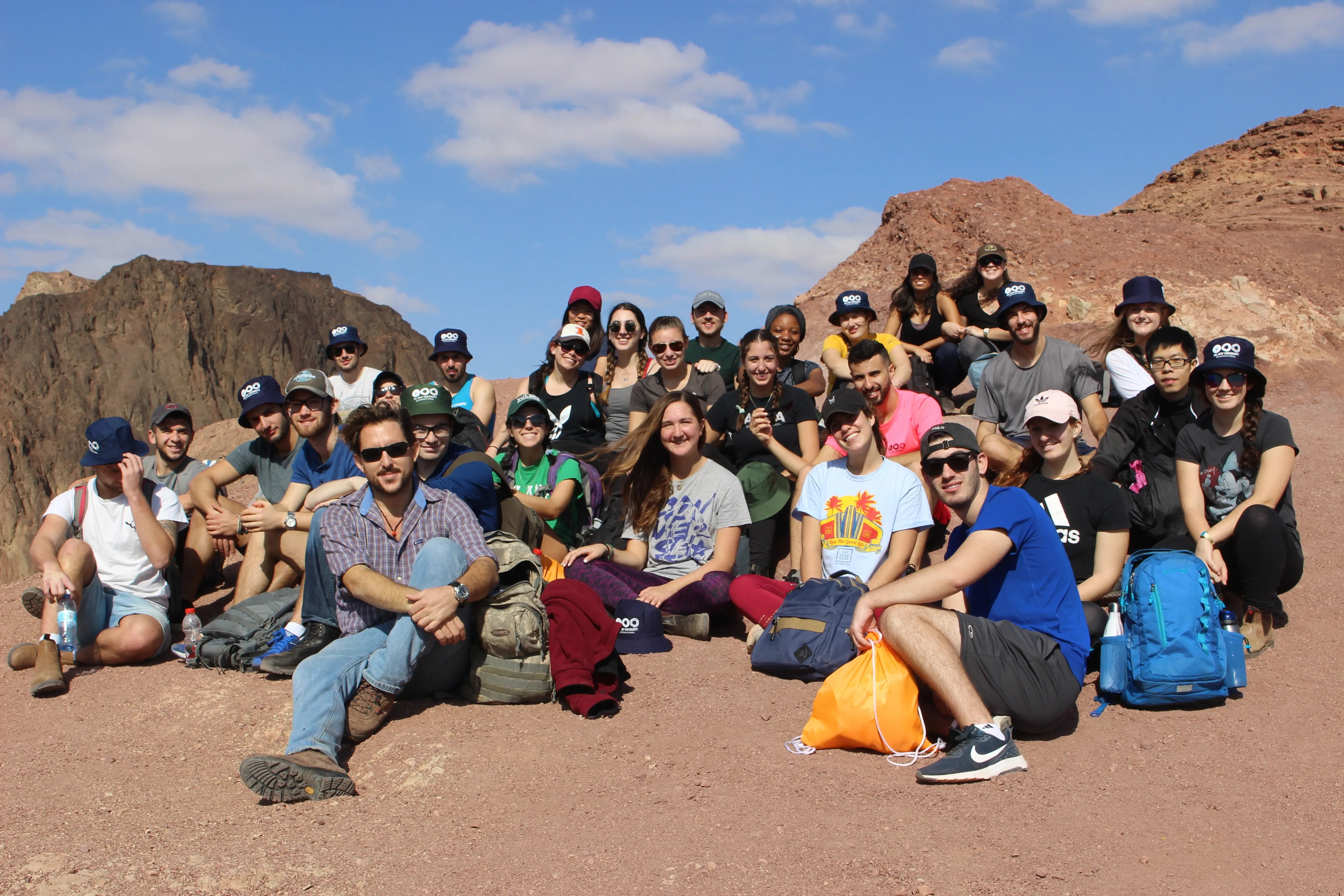 Gruppenbild von Studierenden der Tel Aviv University in der Natur