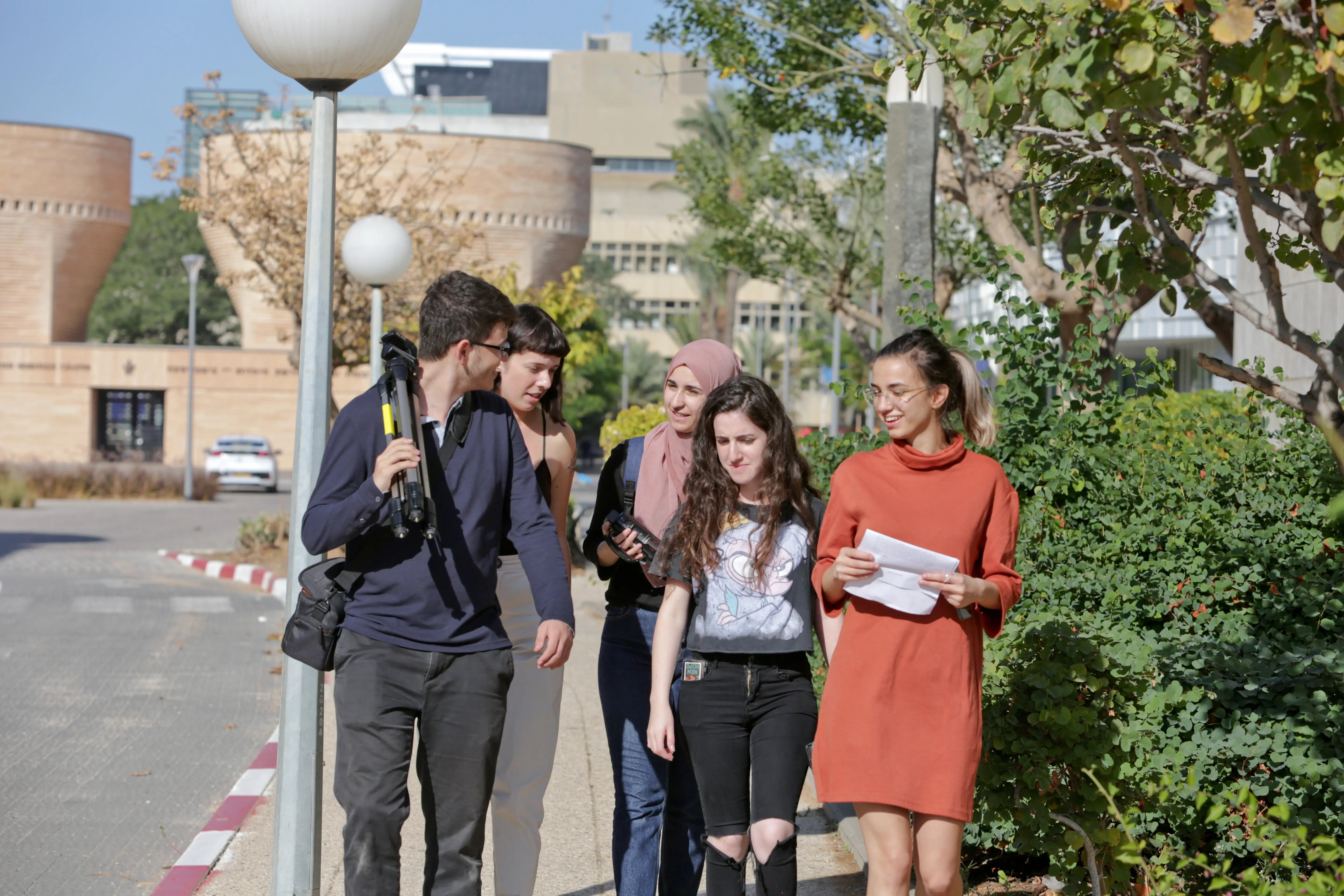 Studierende der Filmwissenschaft auf dem Campus der Tel Aviv University