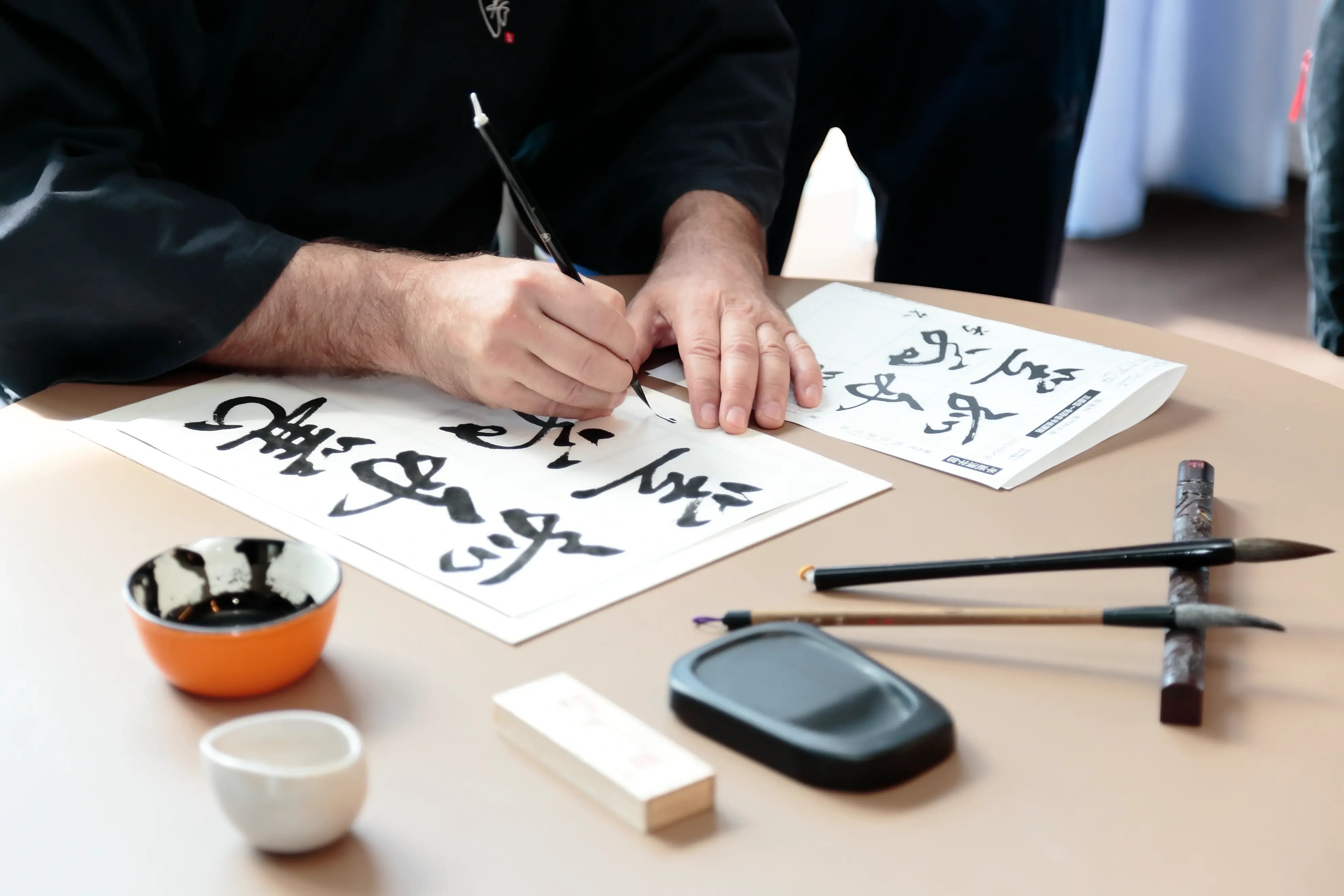 Student der Yamanashi Gaukin University schreibt japanische Schriftzeichen.