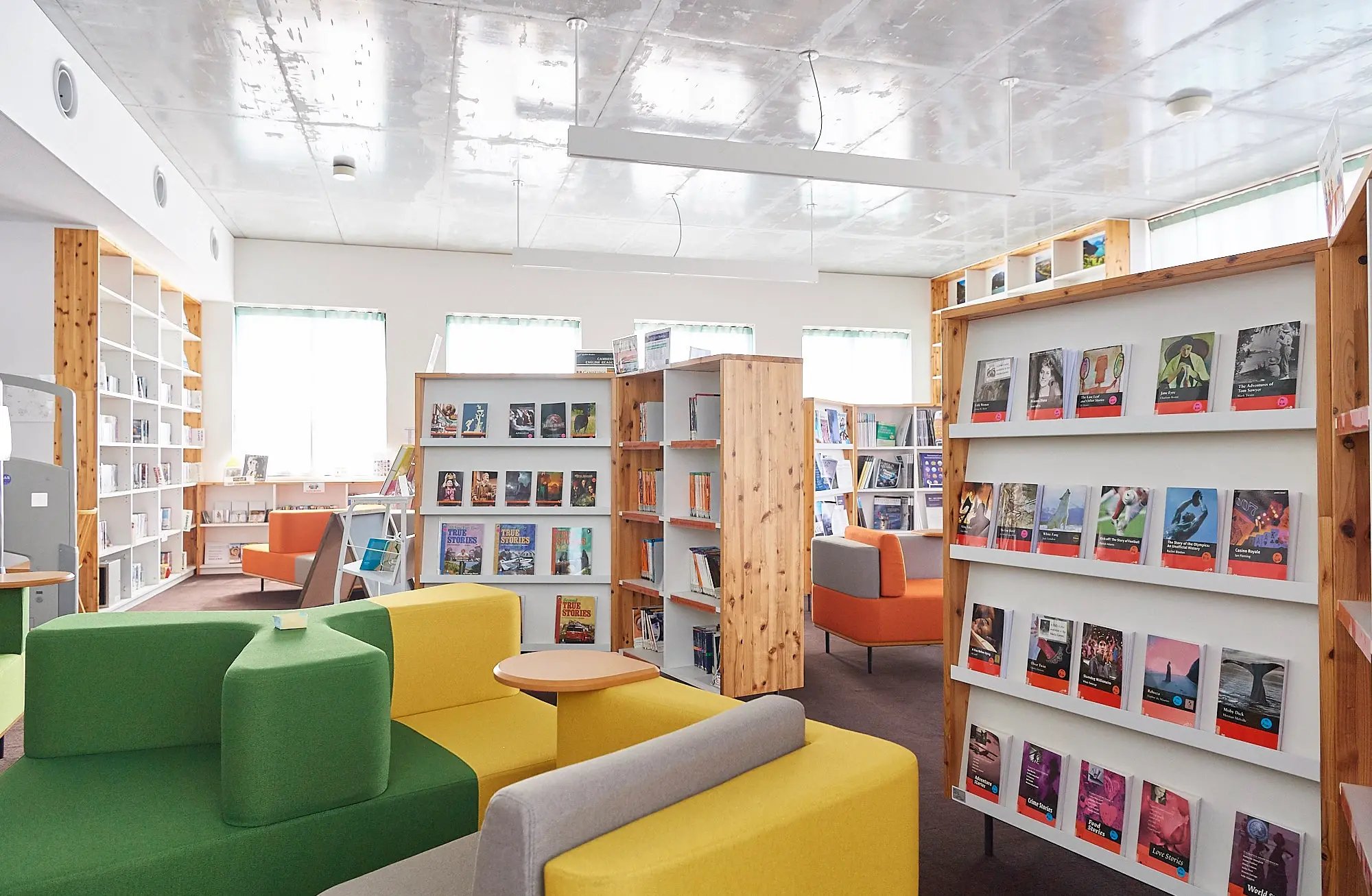 Die Bibliothek der Yamanashi Gaukin University, ausgestattet mit Sitzmöglichkeiten und Bücherregale.