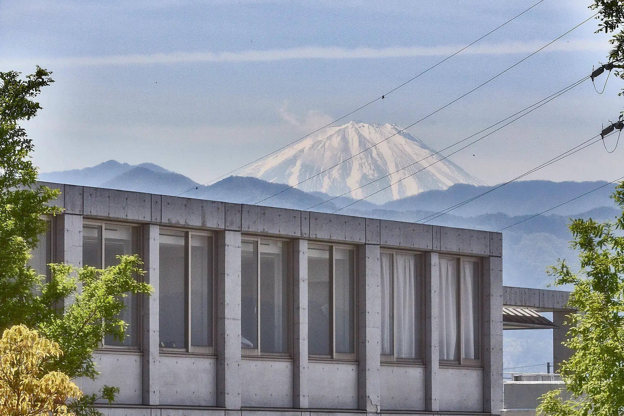 Yamanashi Gaukin University Gebäude mit dem Mount Fuji im Hintergrund