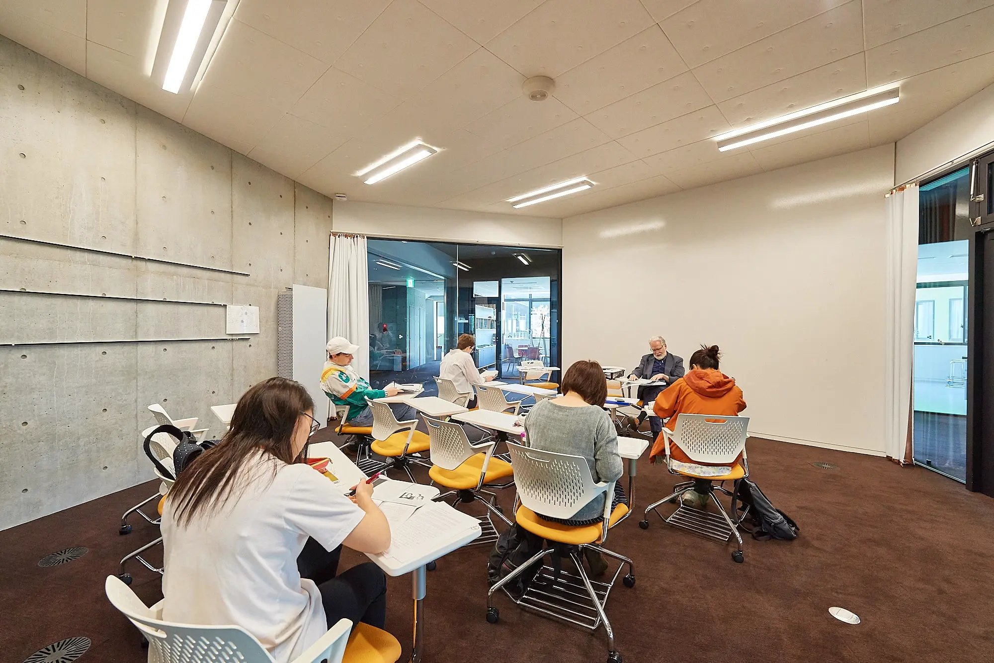 Studierende lernen am Campus der Yamanashi Gaukin University.