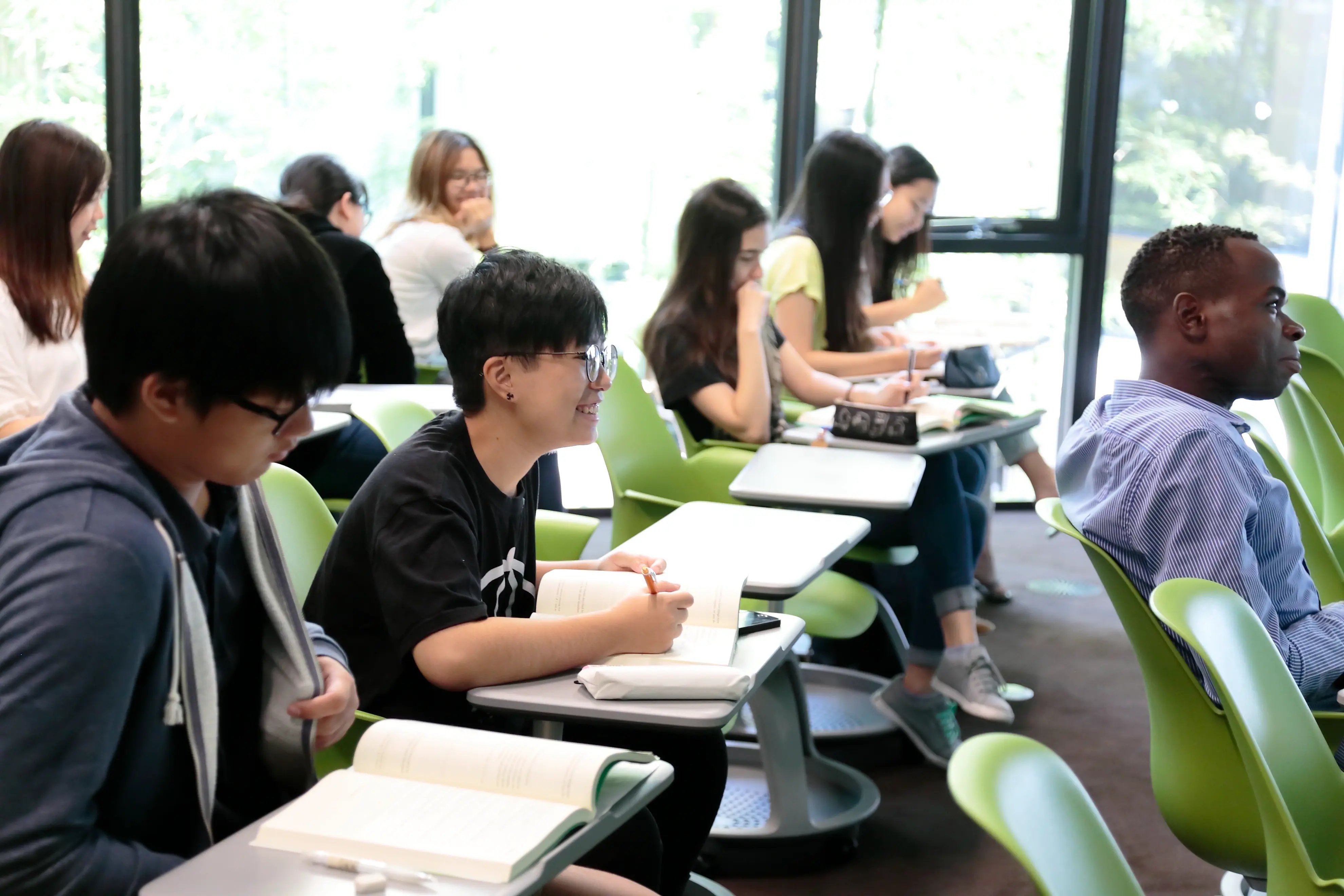 Studierende in einer Vorlesung an der Yamanashi Gaukin University.