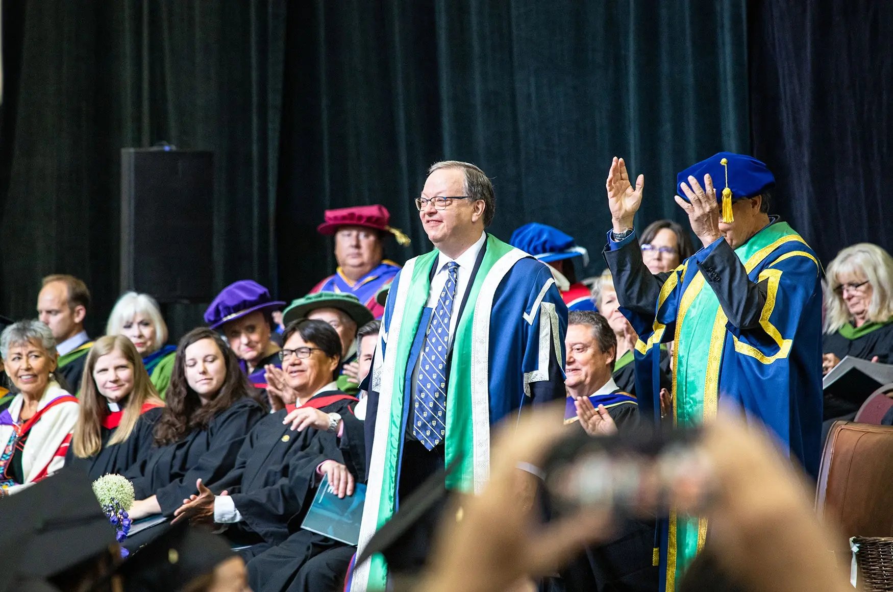 Abschlusszeremonie an der Thompson Rivers University mit Dozenten und Graduierten in Roben.