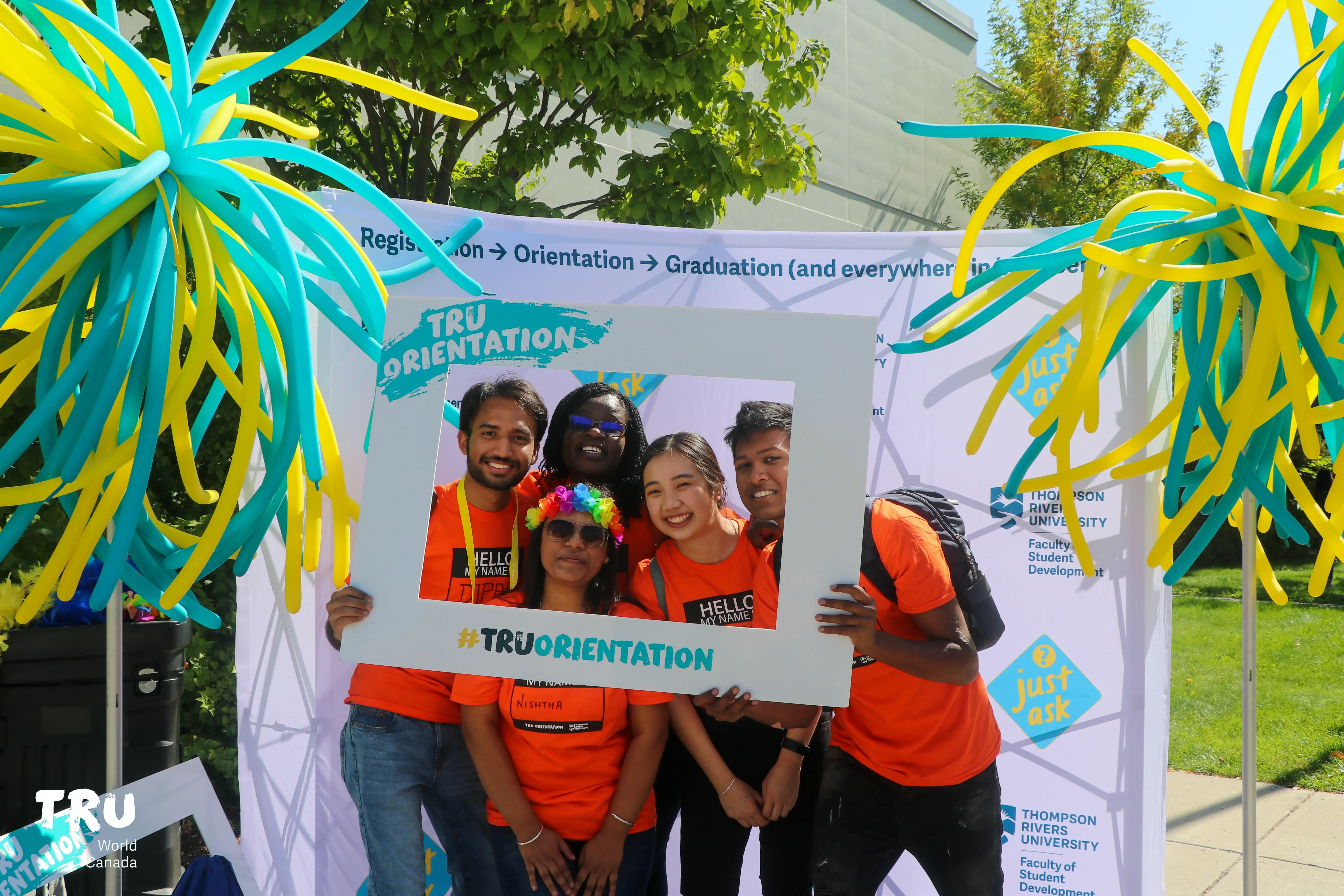 Lächelnde Studierende bei der TRU Orientation an der Thompson Rivers University.