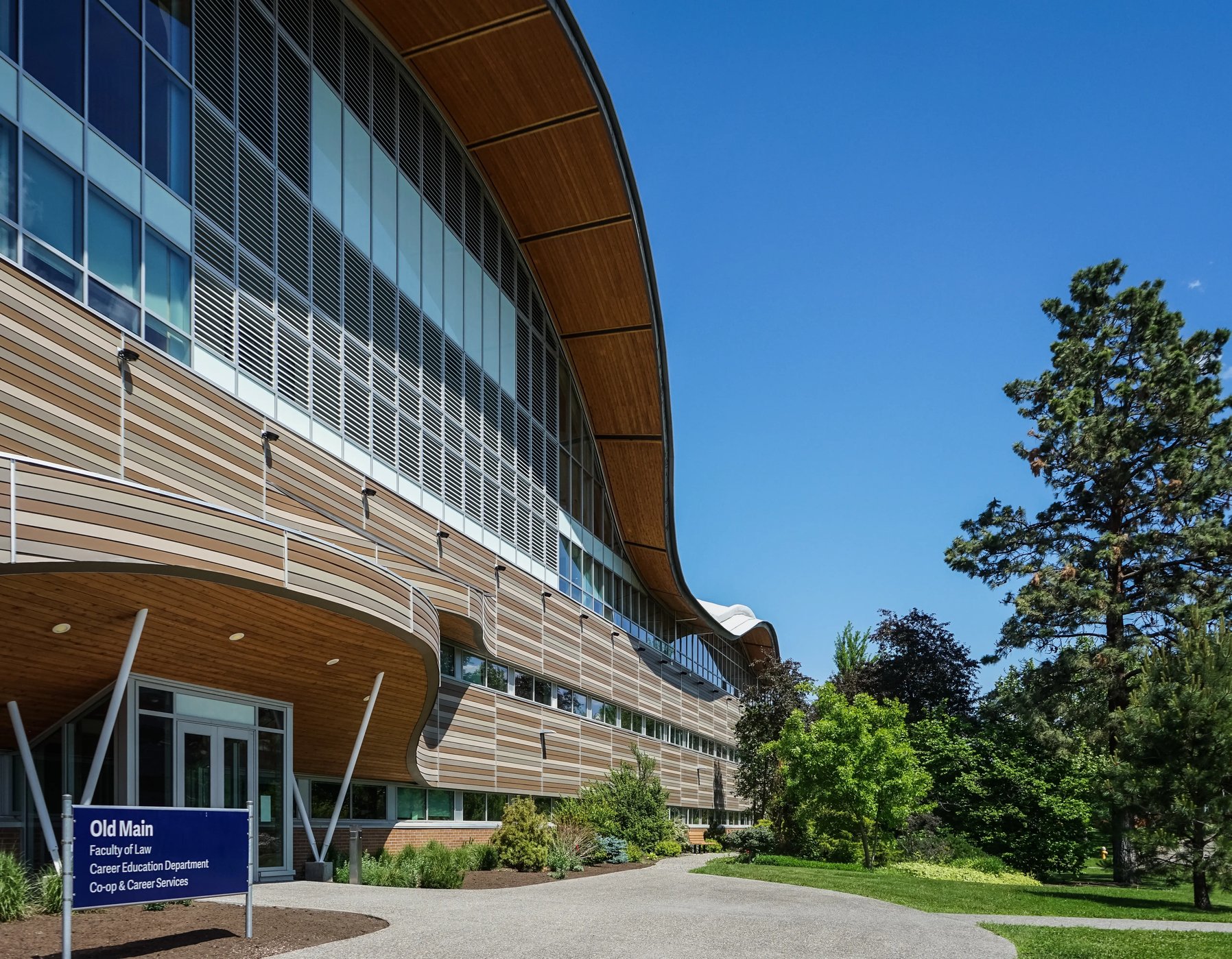 Modernes Gebäude auf dem Campus der Thompson Rivers University bei blauem Himmel.