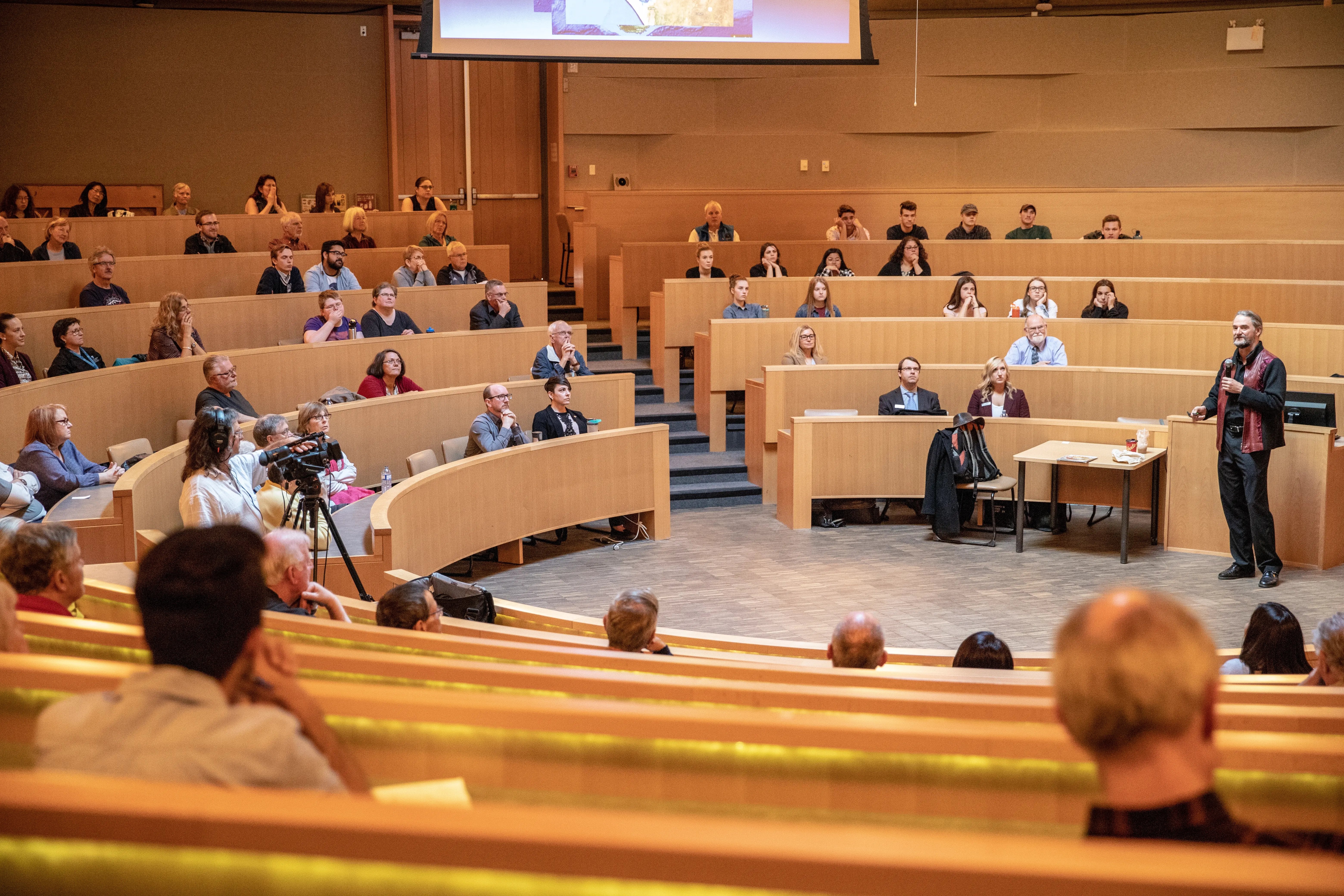 Studierende in einem Hörsaal der Thompson Rivers University während einer Vorlesung.