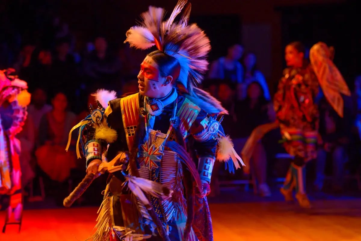 Traditioneller Tanz bei einer kulturellen Veranstaltung der Thompson Rivers University.