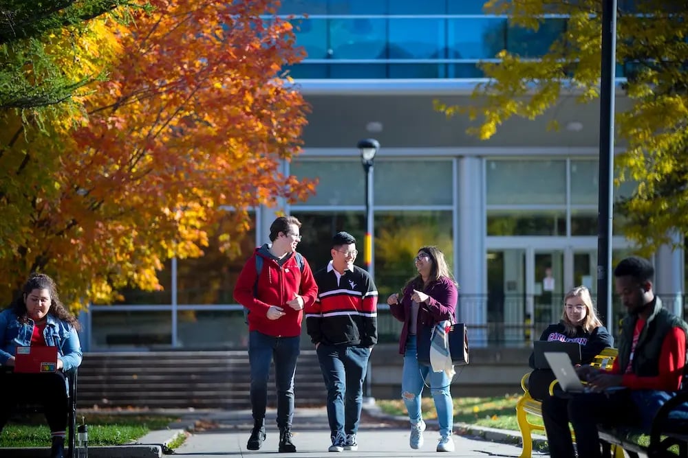 Studierende laufen und sitzen am Campus der Carleton University