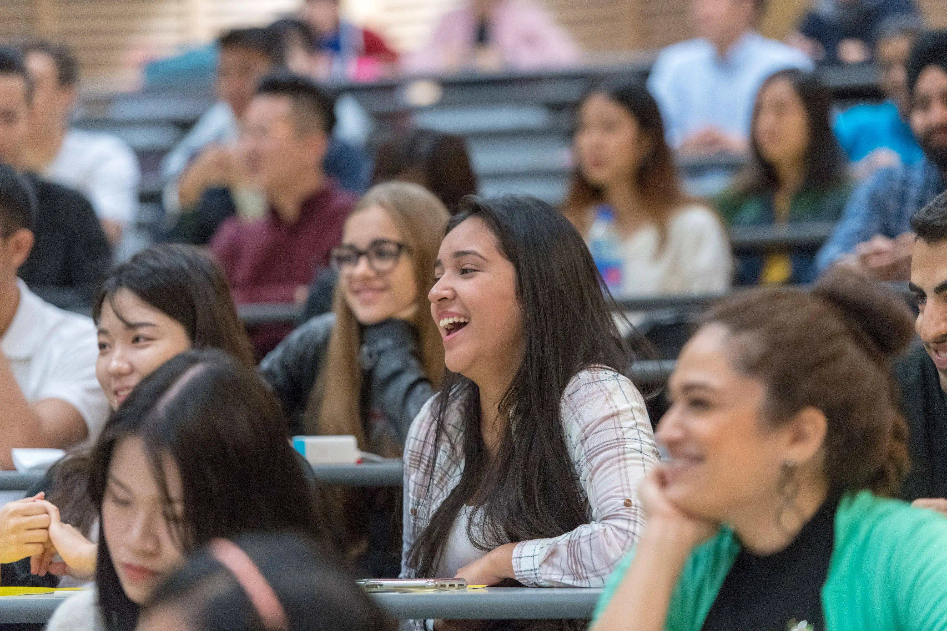 Studierende der British Columbia Institute of Technology sitzen im Vorlesungssaal und hören aufmerksam zu