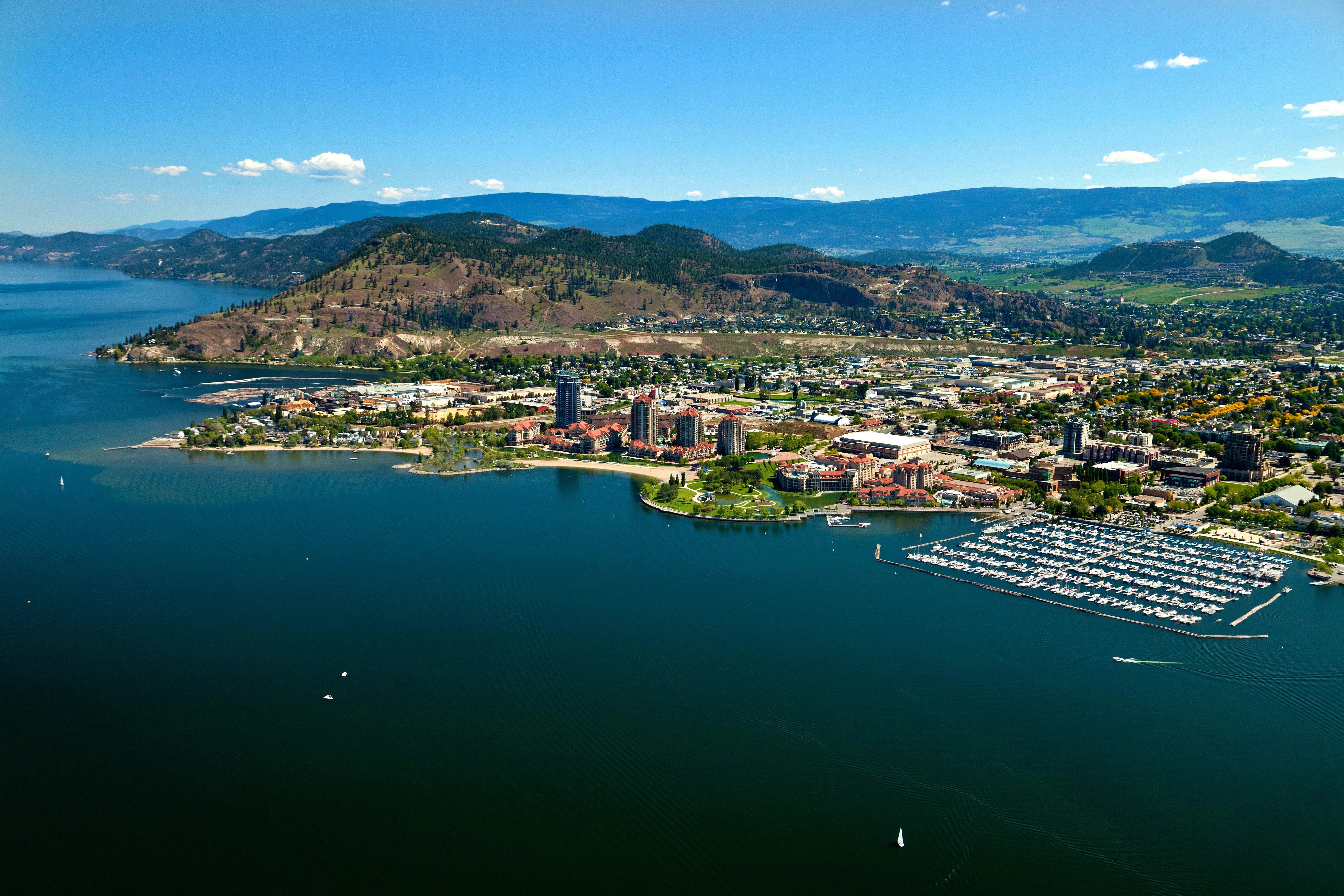 Aussicht auf das Meer, die Berge und die Stadt Vancouvers 