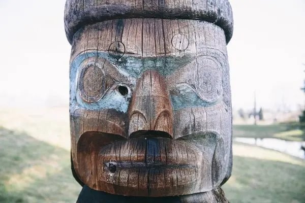 Ein Totempfahl vom University of British Columbia, Vancouver Campus