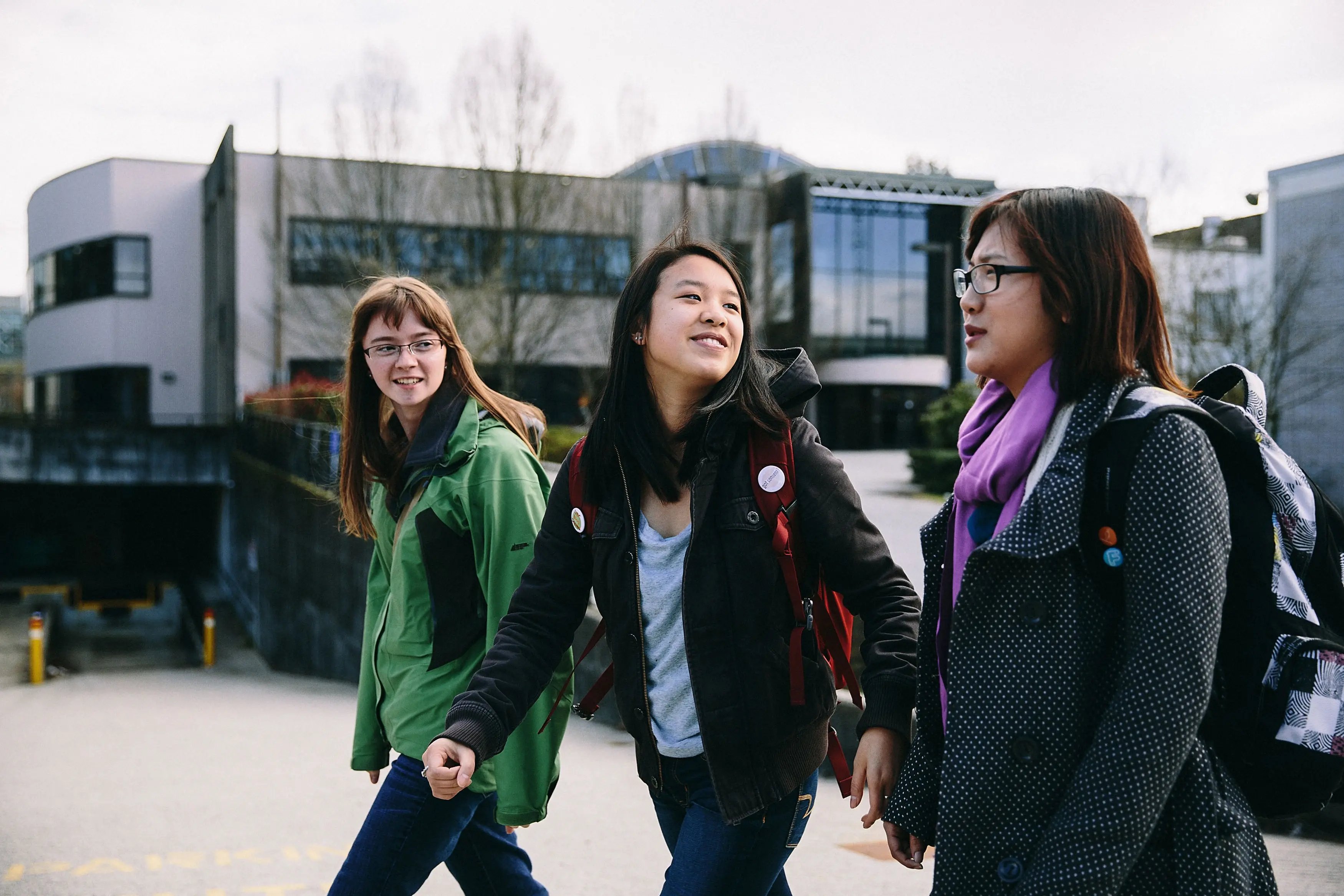 Drei Studierende laufen durch den Campus der University of British Columbia in Vancouver