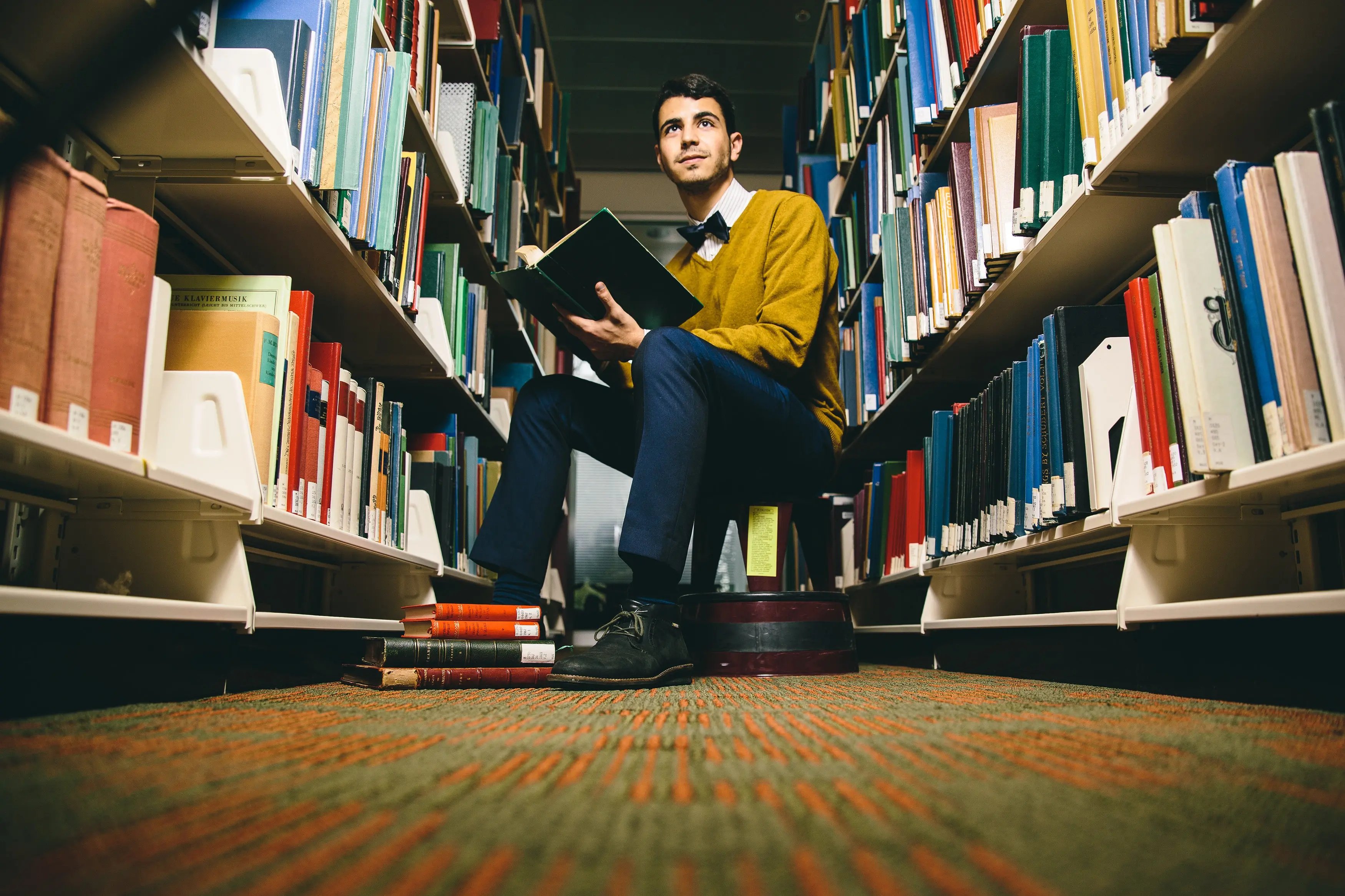 Ein Student sitzt in der Bibliothek der University of British Columbia, Vancouver