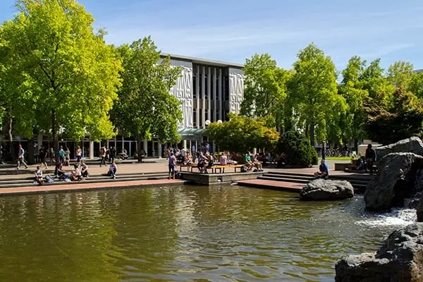 Campus der University of Victoria mit Studierenden, Wasserflächen und grüner Parklandschaft