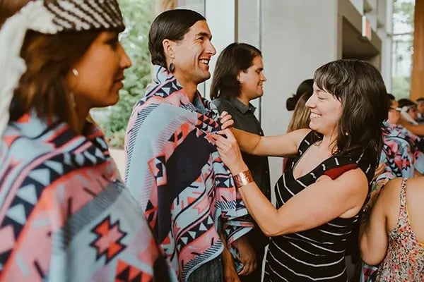 Studierende in bunter Kleidung während einer kulturellen Veranstaltung an der University of Victoria