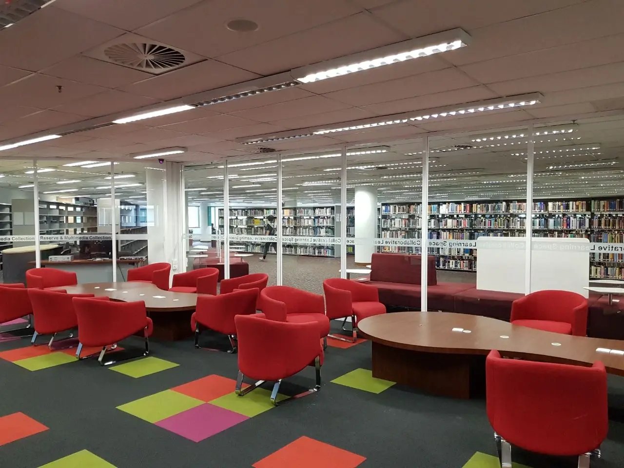 Der Campus der Monash University Malaysia ausgestattet mit vielen Sitzmöglichkeiten.