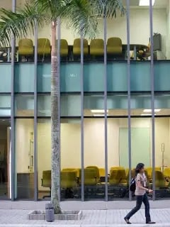 Studentin läuft am Campus der Monash University Malaysia.