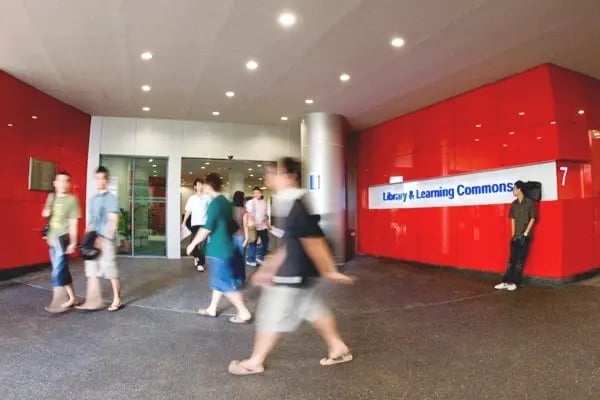 Studierende laufen am Campus der Monash University Malaysia.