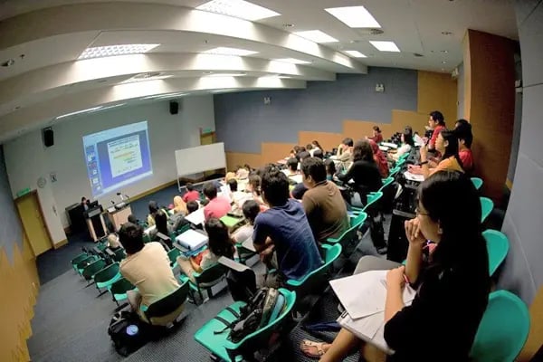 Studierende der Monash University Malaysia sitzen im Vorlesungssaal.