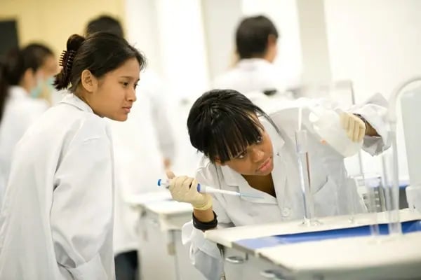 Studierende experimentieren im Labor der Monash University Malaysia.