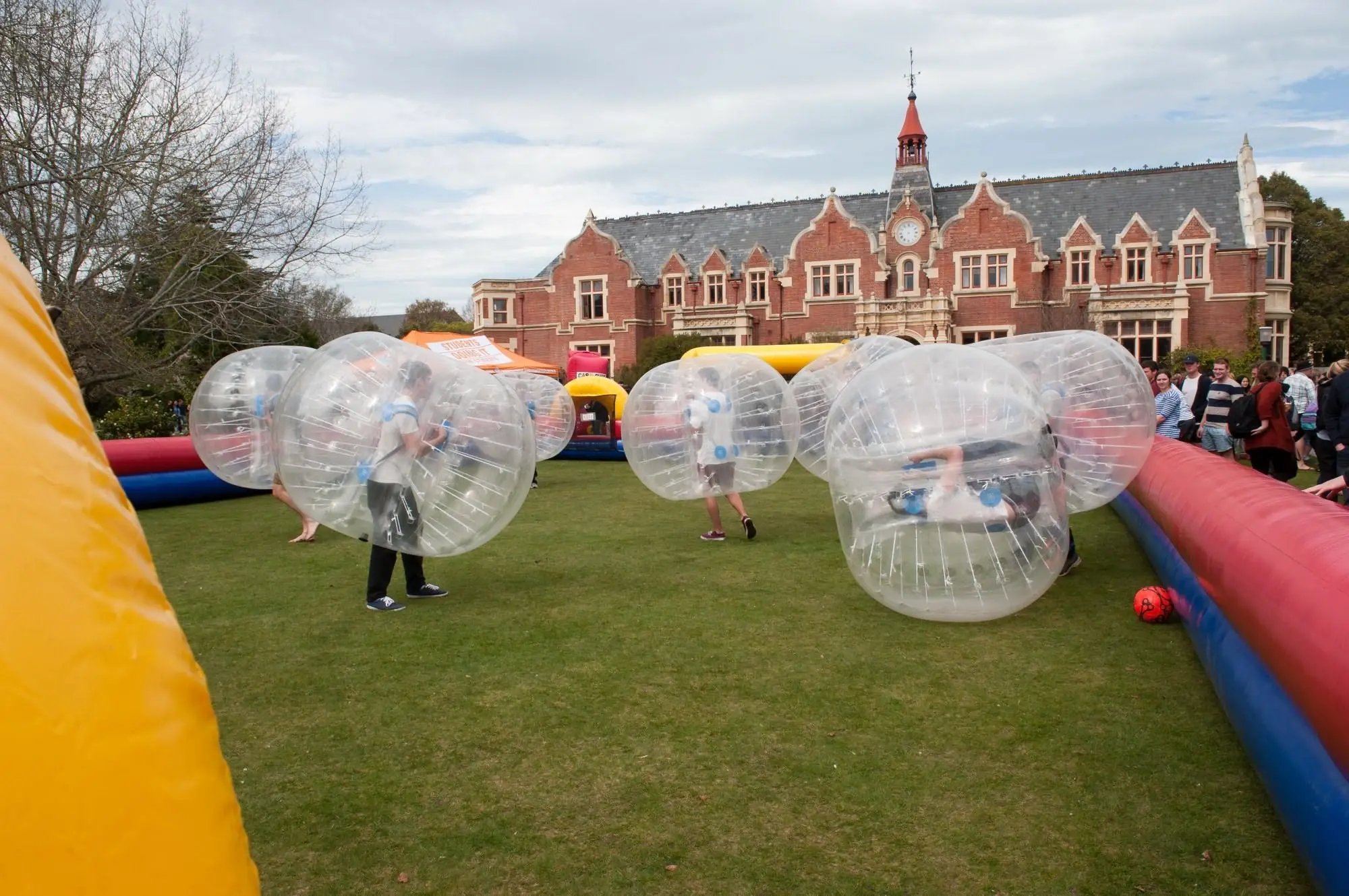 Studierende der Lincoln University spielen Bubble-Fußball