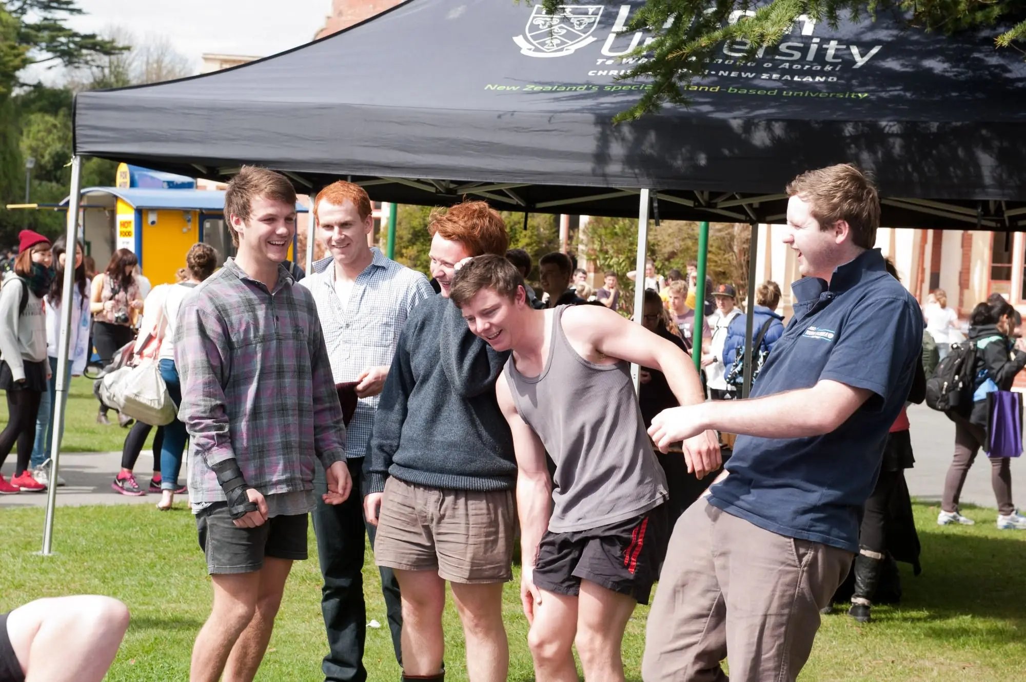 Studierende verbringen ihre Freizeit am Campus der Lincoln University