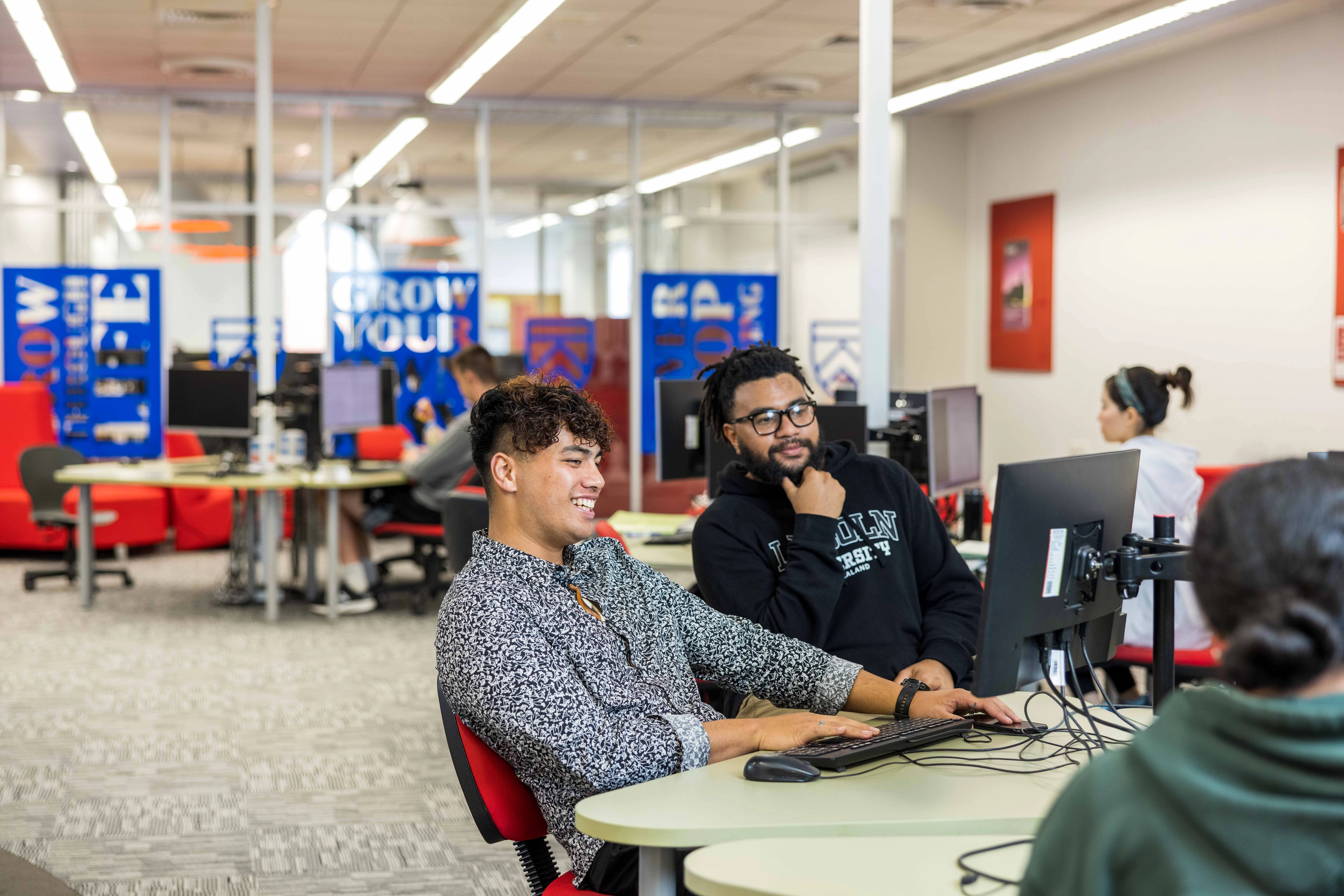 Studierende sitzen in einem Lernraum der Lincoln University