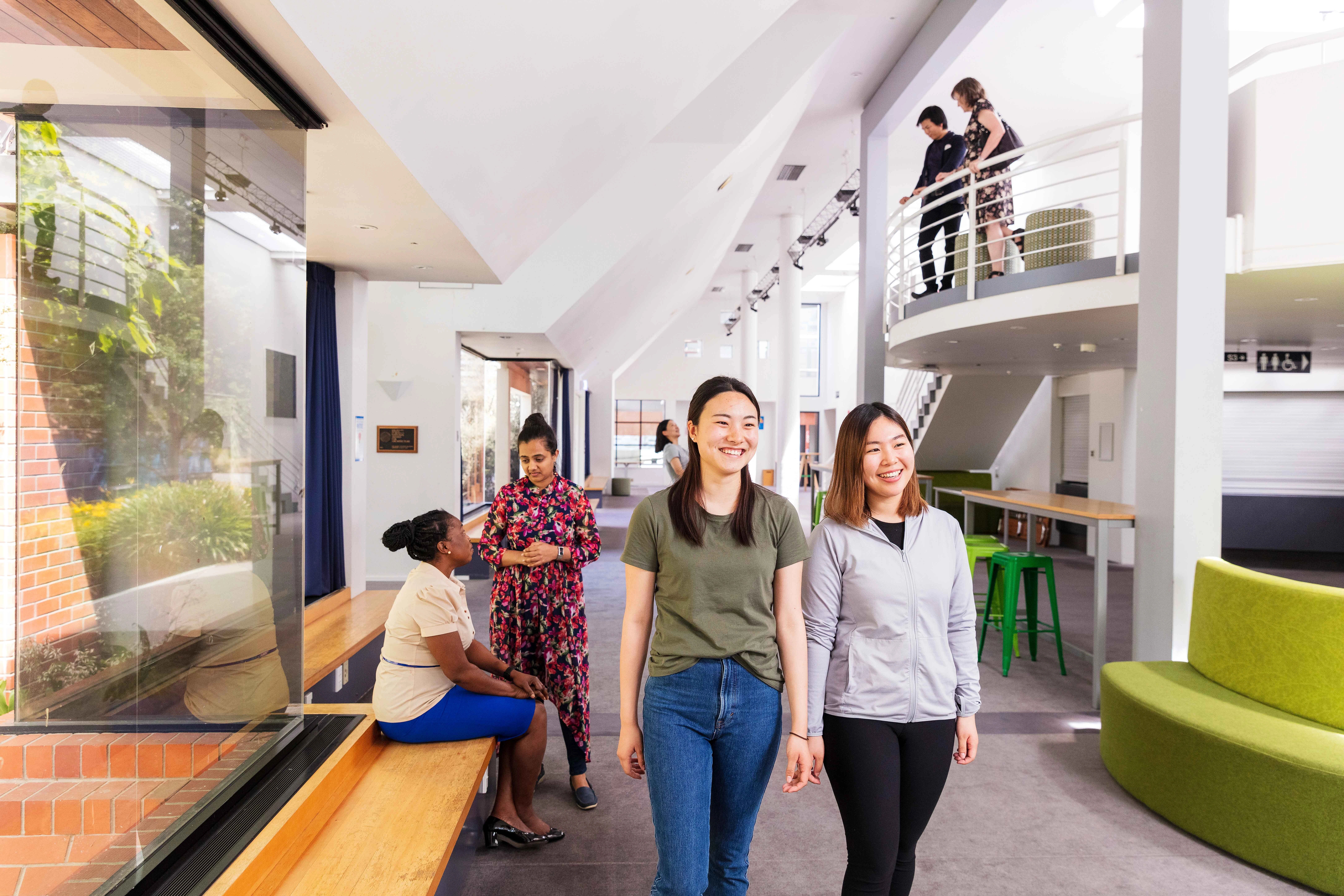 Studierende der Lincoln University laufen durch den Campus