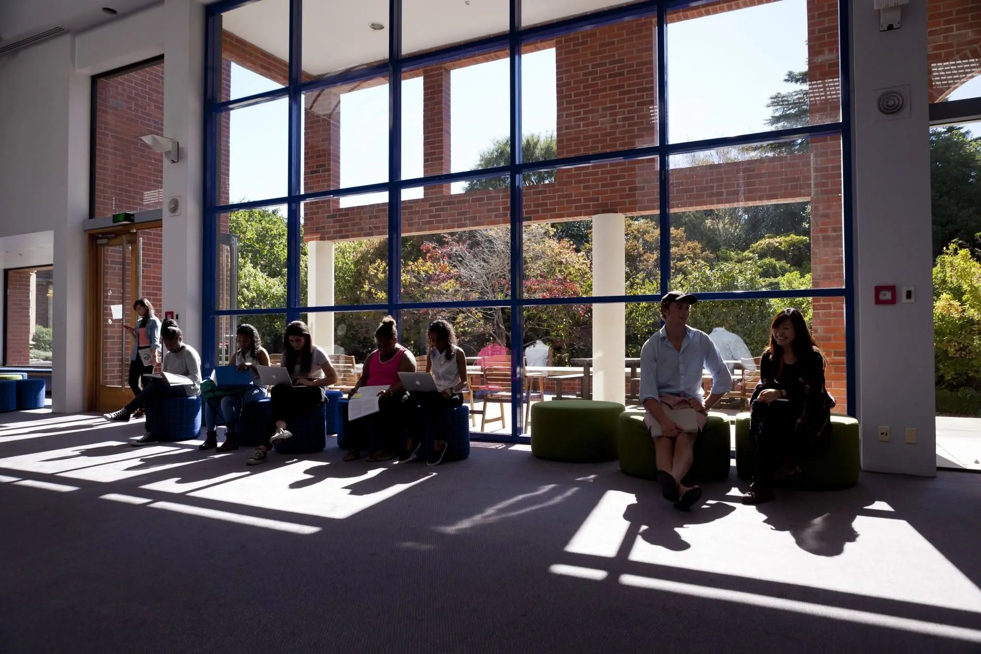 Studierende sitzen im Gebäude der Lincoln University