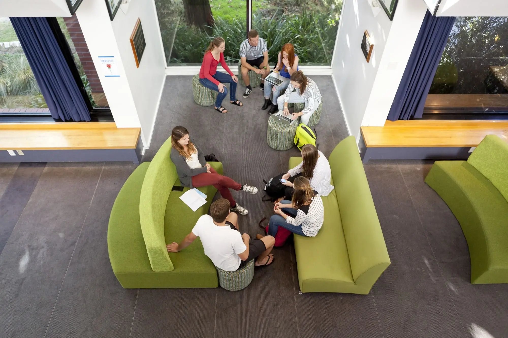 Studierende sitzen im Campus der Lincoln University