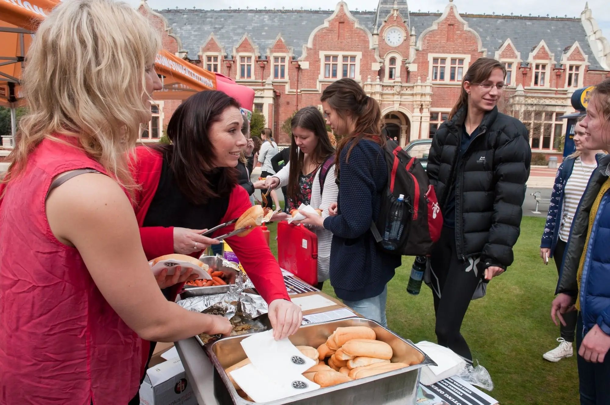 Studierende bekommen Essen an der Lincoln University