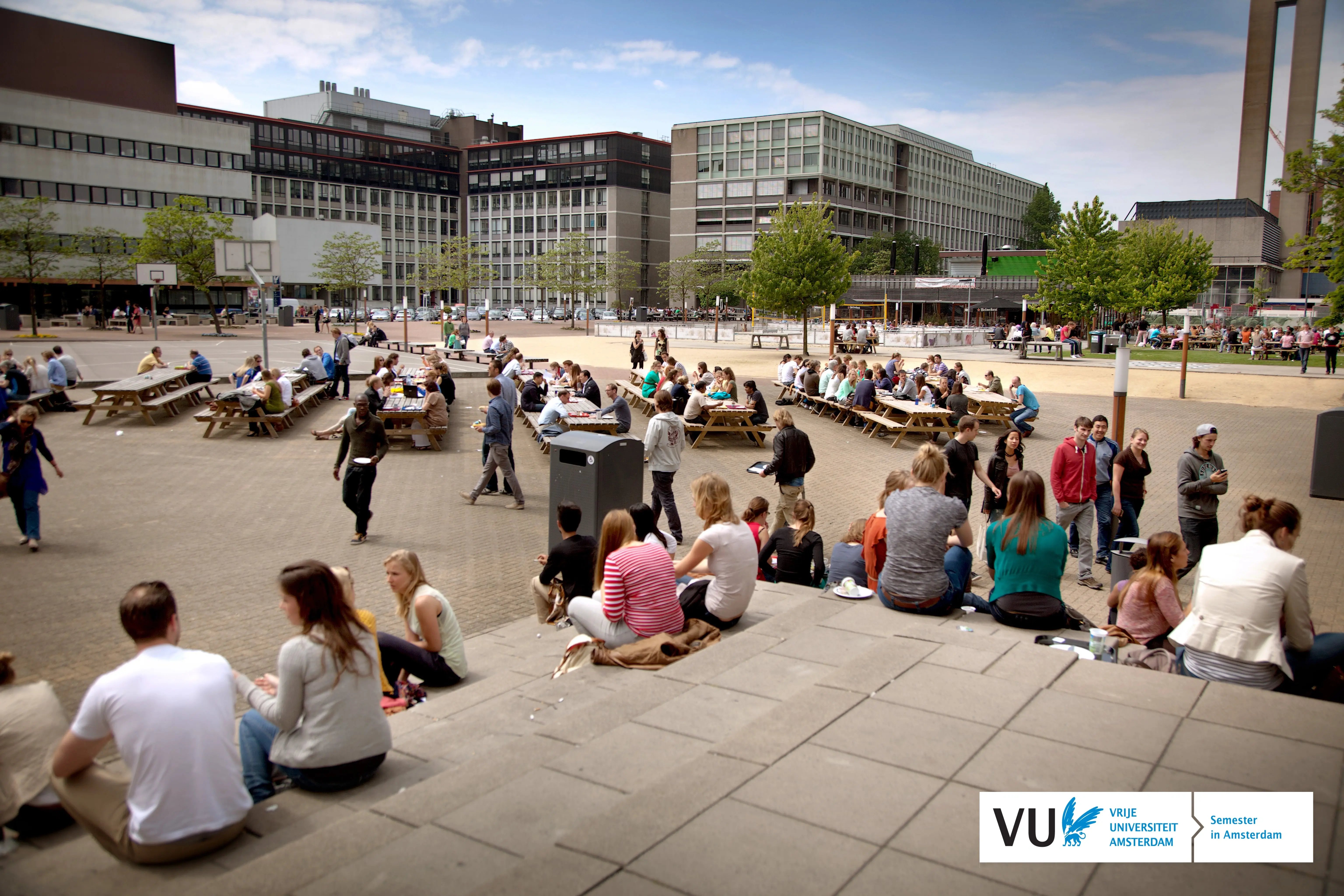 Der Campus der Vrije Universiteit Amsterdam mit Studierenden