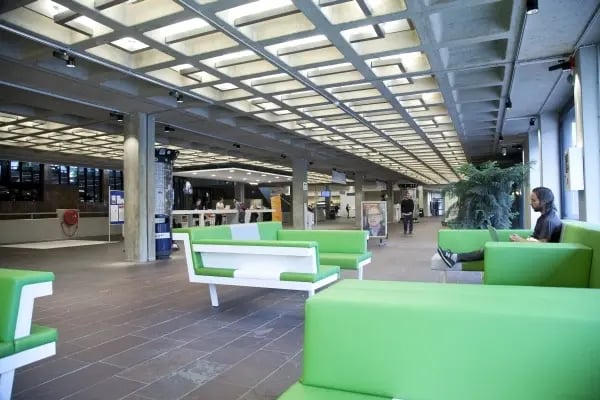 Ein Innenbereich der Vrije Universiteit Amsterdam mit vielen Sitzmöglichkeiten
