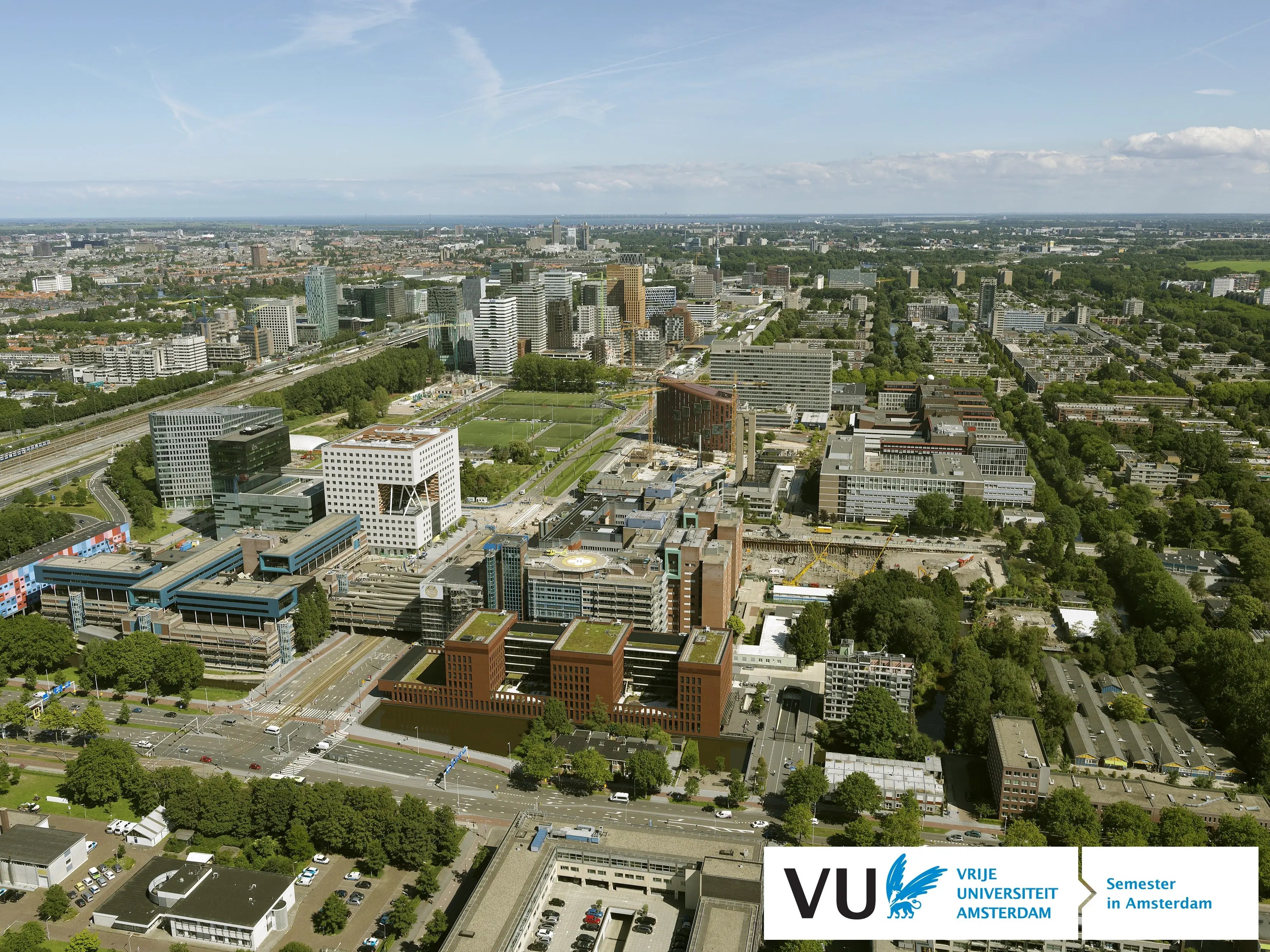 Vogelperspektive vom Vrije Universiteit Amsterdam Campus und die Stadt