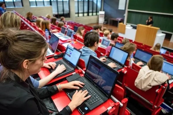 Studierende sitzen in der Vorlesung der Vrije Universiteit Amsterdam