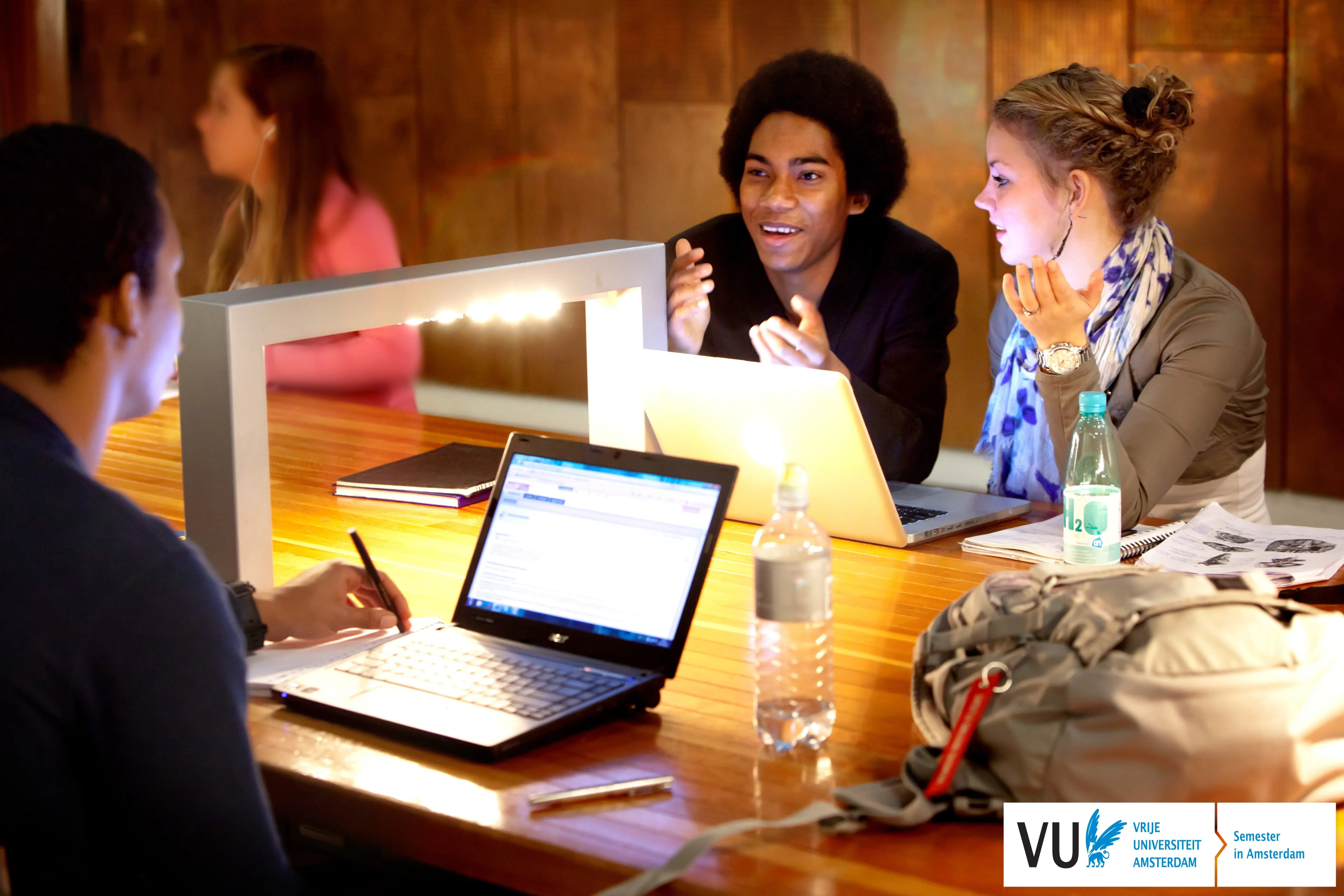 Studierende der Vrije Universiteit Amsterdam lernen zusammen im Campus