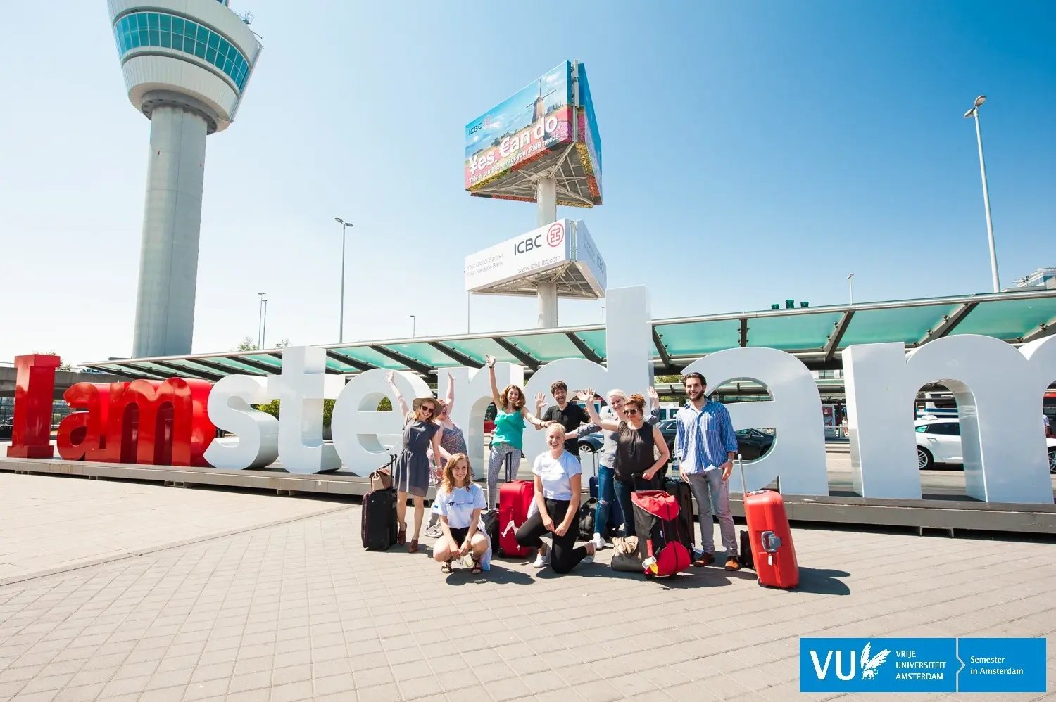 Eine Gruppe Studierende vor dem "I amsterdam" Schild in Amsterdam