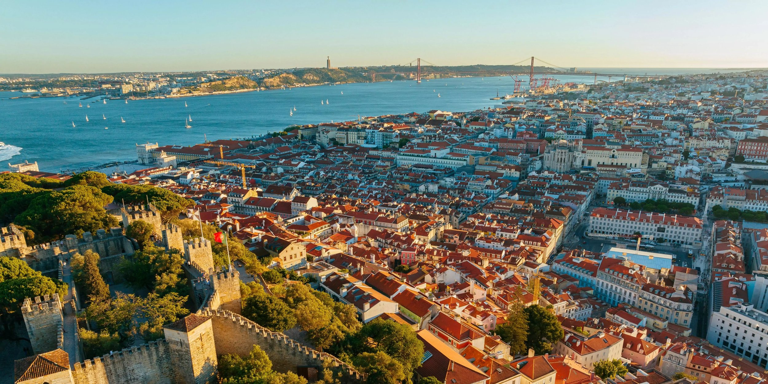 Panorama von Lissabon mit Blick auf das Castelo de São Jorge, die Altstadt und den Tejo-Fluss bei Sonnenuntergang. Sehenswürdigkeiten und Architektur der portugiesischen Hauptstadt
