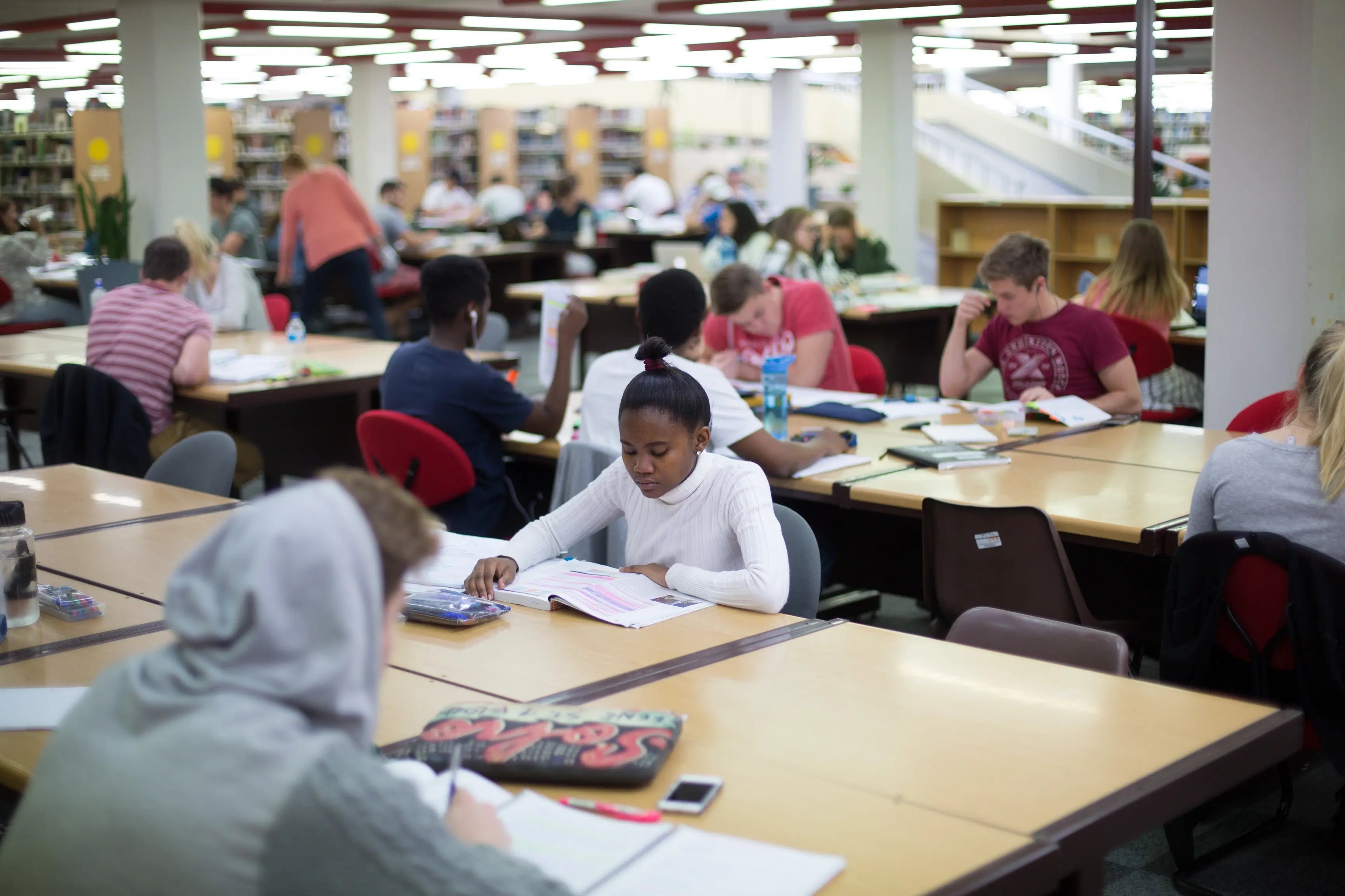Studierende der Stellenbosch University lernen im Universitätsgebäude