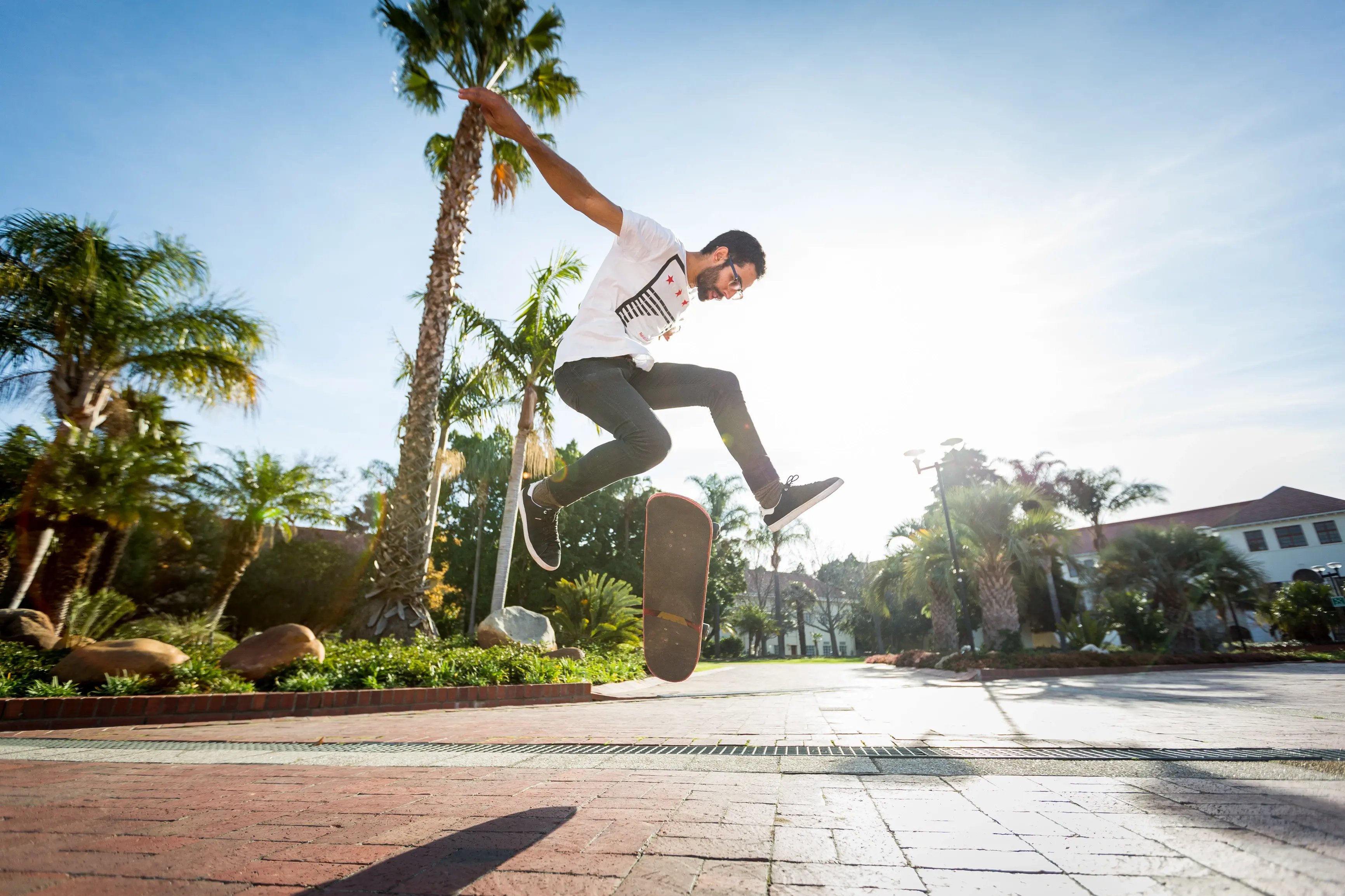 Ein Student der Stellenbosch University skateboardet am Campus