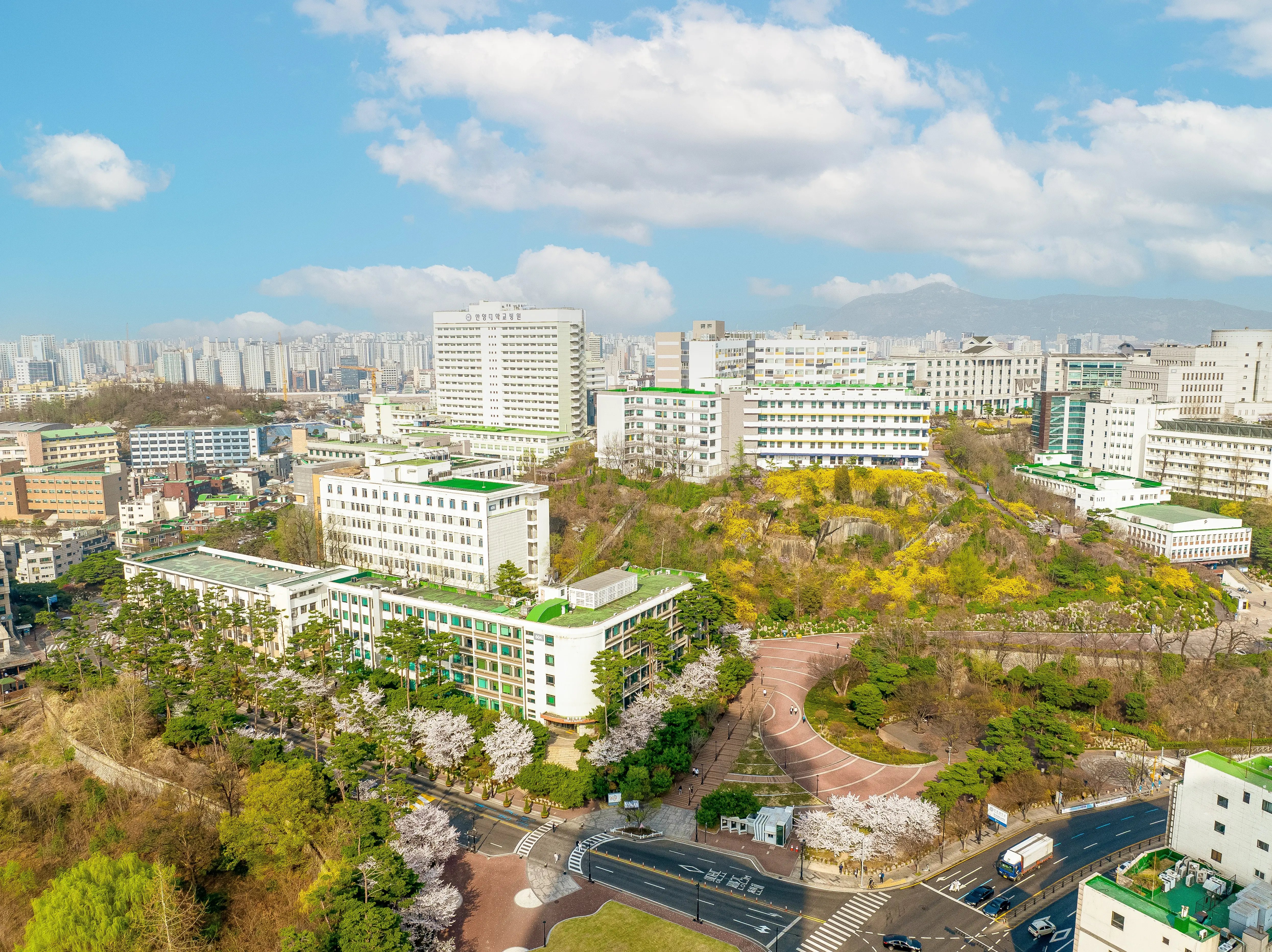 Vogelperspektive vom Campus der Hanyang University und der Stadt Seoul