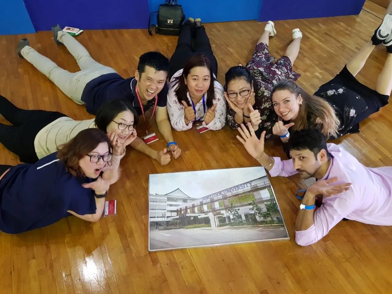 Studierende der James Cook University Singapore posieren im Bild