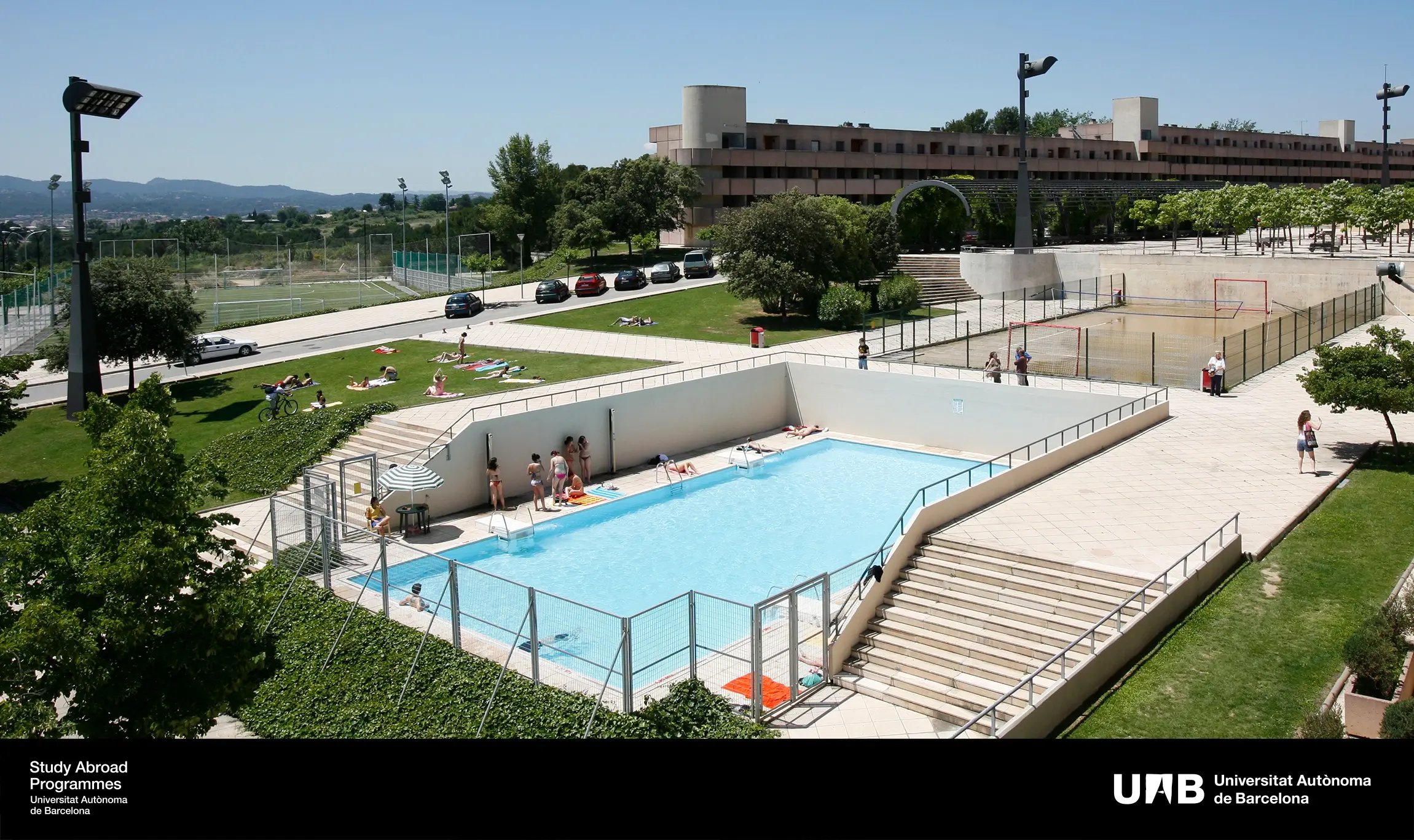 Der Außenbereich mit Schwimmbad der Universitat Autònoma de Barcelona
