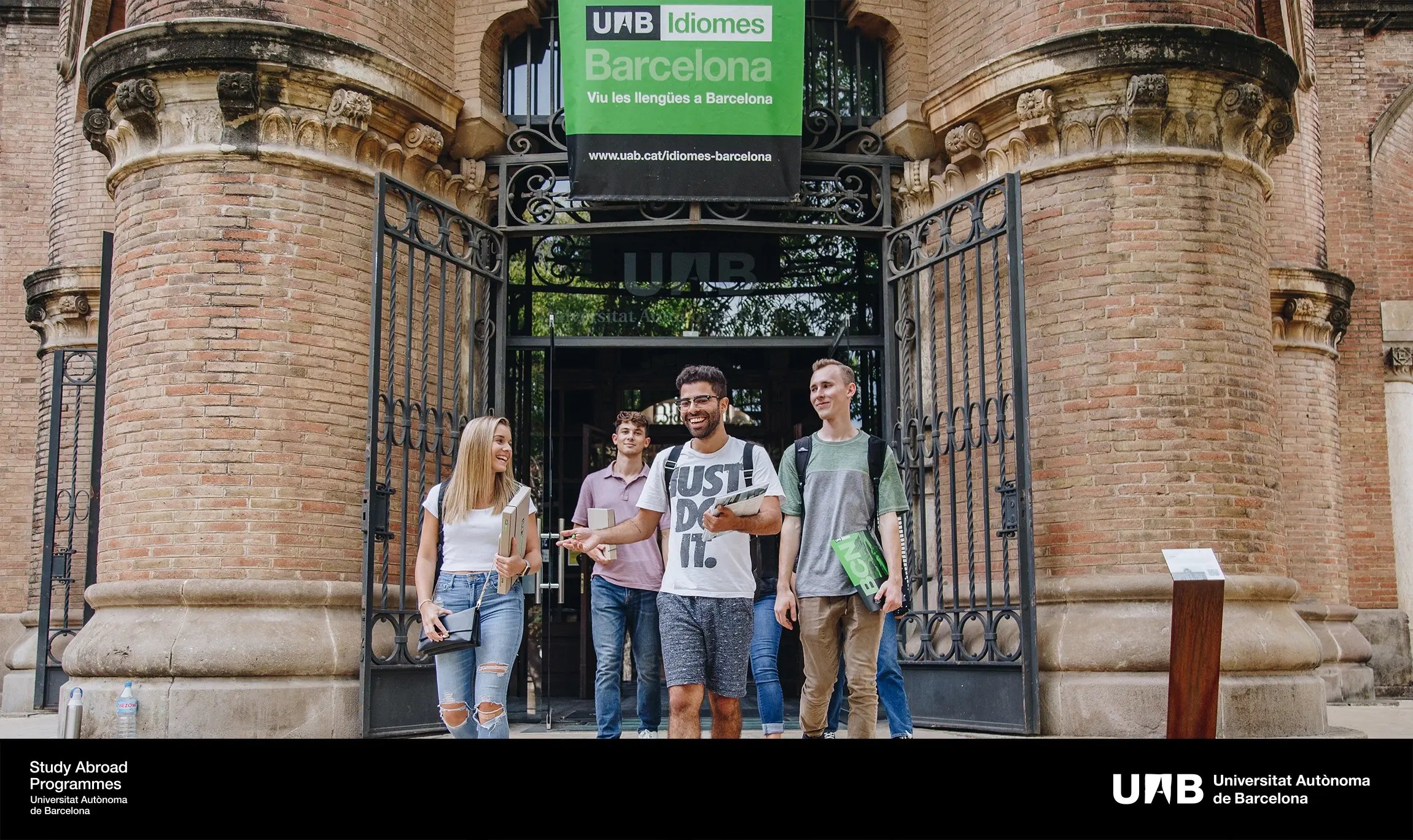 Vier Studierende verlassen den Campus der Universitat Autònoma de Barcelona