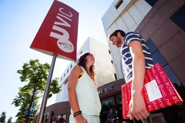 Zwei Studierende der Universitat de Vic unterhalten sich am Campus.