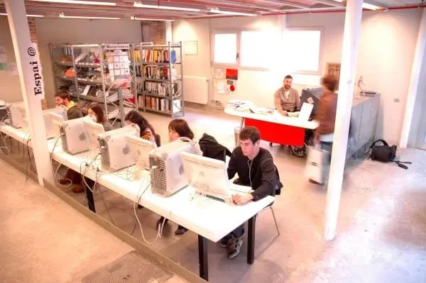 Studierende der Universitat de Vic lernen am Campus.