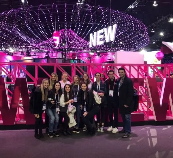 Eine Gruppe Studierende der Universitat de Vic posiert.