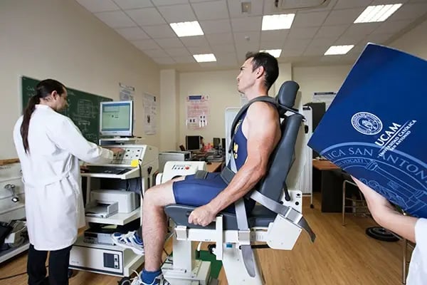 Student wird in einem medizinischen Rahmen von einer Person untersucht im Gebäude der Universidad Católica de Murcia