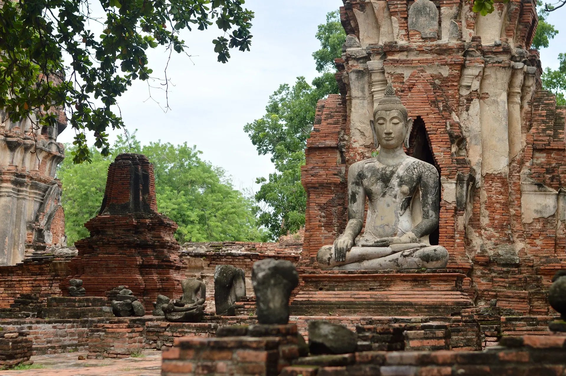 Zerfallene Tempelanlage mit historischer Buddha-Statue in Bangkok, Thailand.